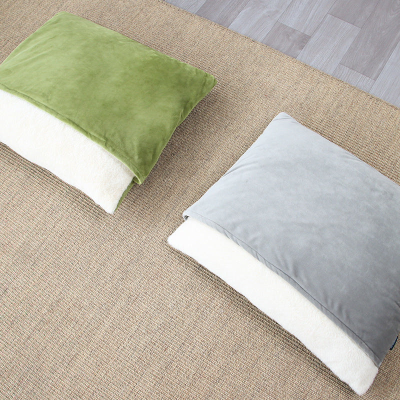 Removable resistant pet sleeping bag